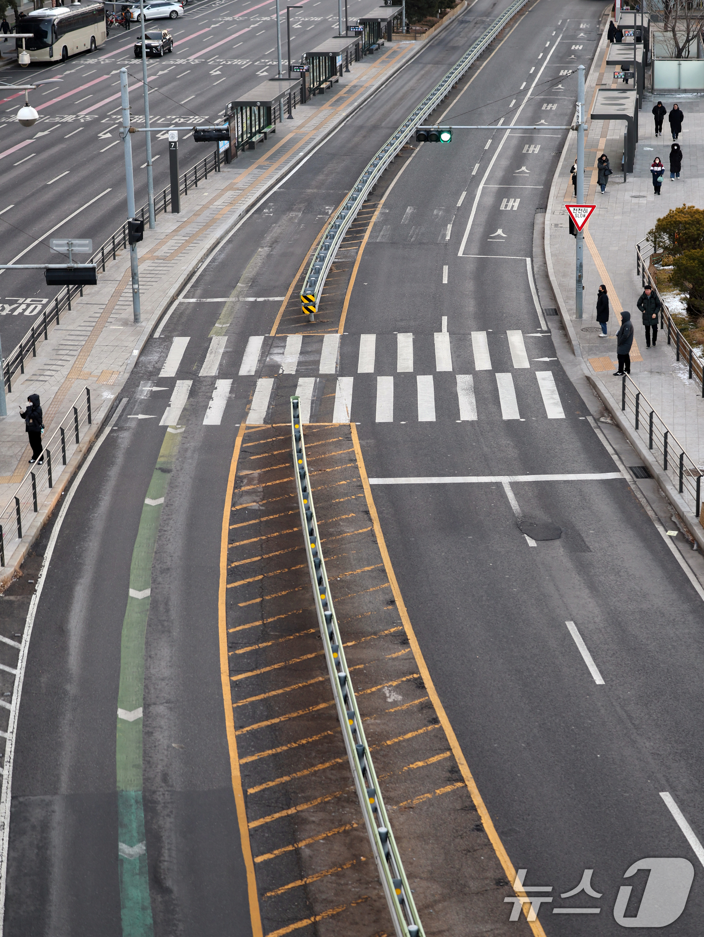 (서울=뉴스1) 황기선 기자 = 서울 시내버스 총파업 이틀차인 14일 오전 서울역 버스환승센터 중앙버스전용차로가 한산하다.  2026.1.14/뉴스1