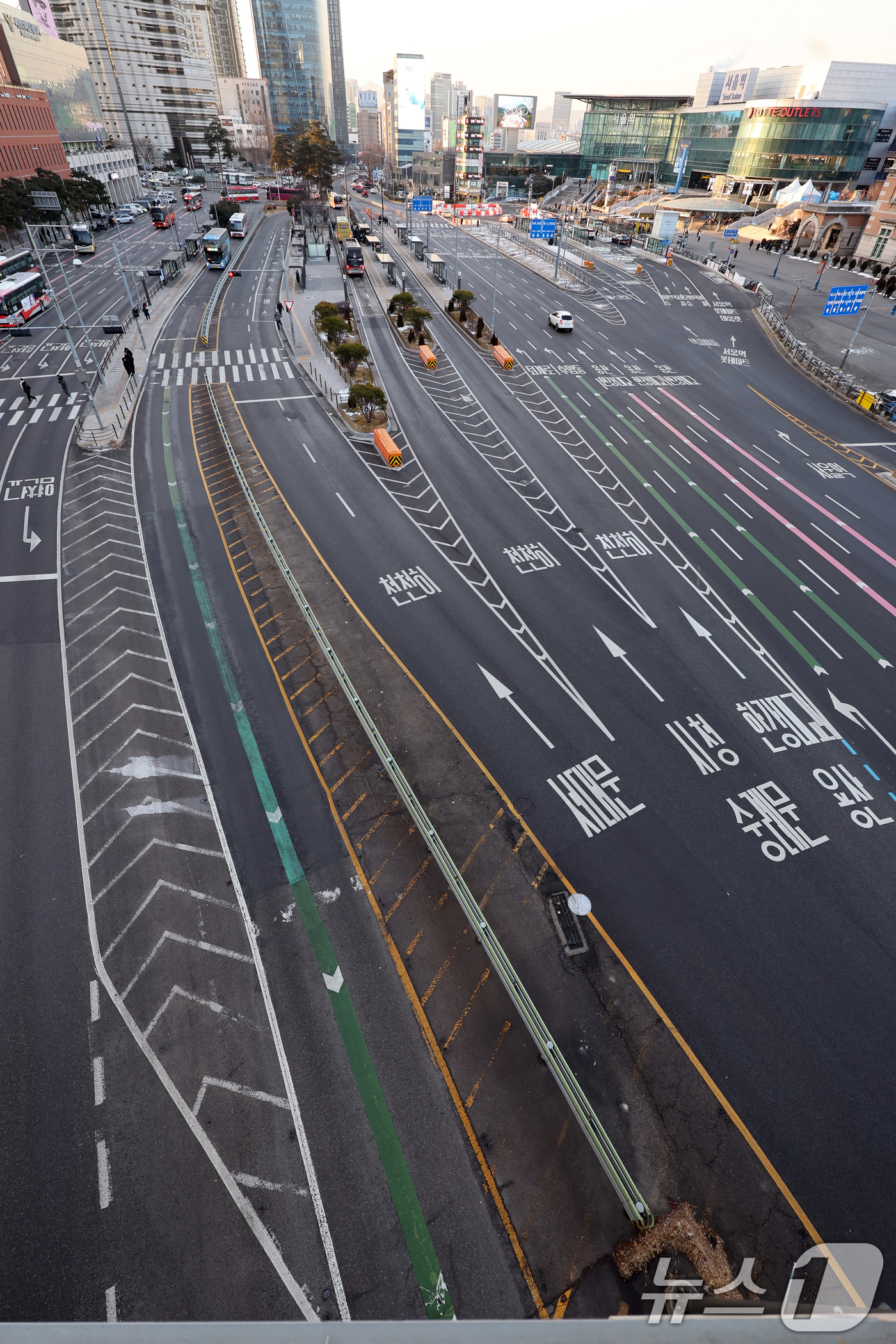 (서울=뉴스1) 황기선 기자 = 서울 시내버스 총파업 이틀차인 14일 오전 서울역 버스환승센터 중앙버스전용차로가 한산하다.  2026.1.14/뉴스1