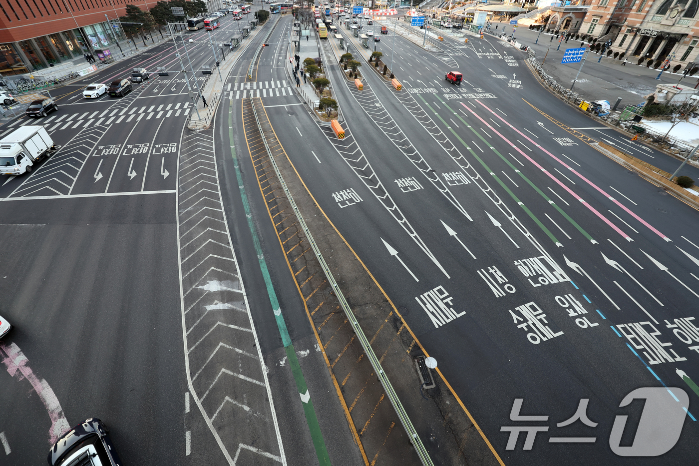 (서울=뉴스1) 황기선 기자 = 서울 시내버스 총파업 이틀차인 14일 오전 서울역 버스환승센터 중앙버스전용차로가 한산하다.  2026.1.14/뉴스1