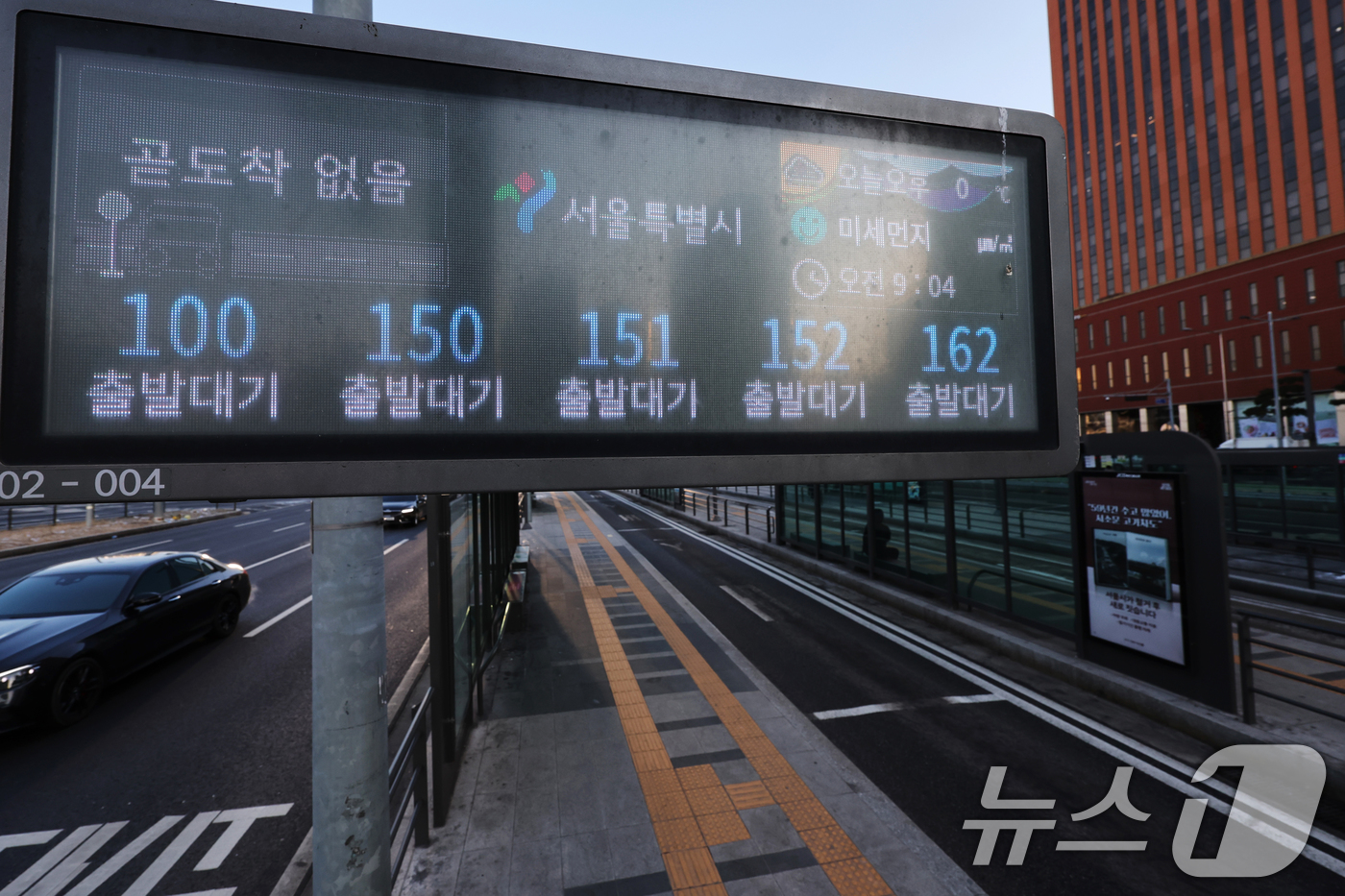 (서울=뉴스1) 황기선 기자 = 서울 시내버스 총파업 이틀차인 14일 오전 서울역 버스환승센터 전광판에 시내버스 차고지 대기를 알리고 있다. 2026.1.14/뉴스1