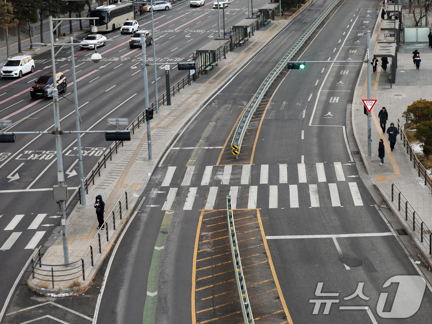 (서울=뉴스1) 황기선 기자 = 서울 시내버스 총파업 이틀차인 14일 오전 서울역 버스환승센터 중앙버스전용차로가 한산하다. 2026.1.14/뉴스1