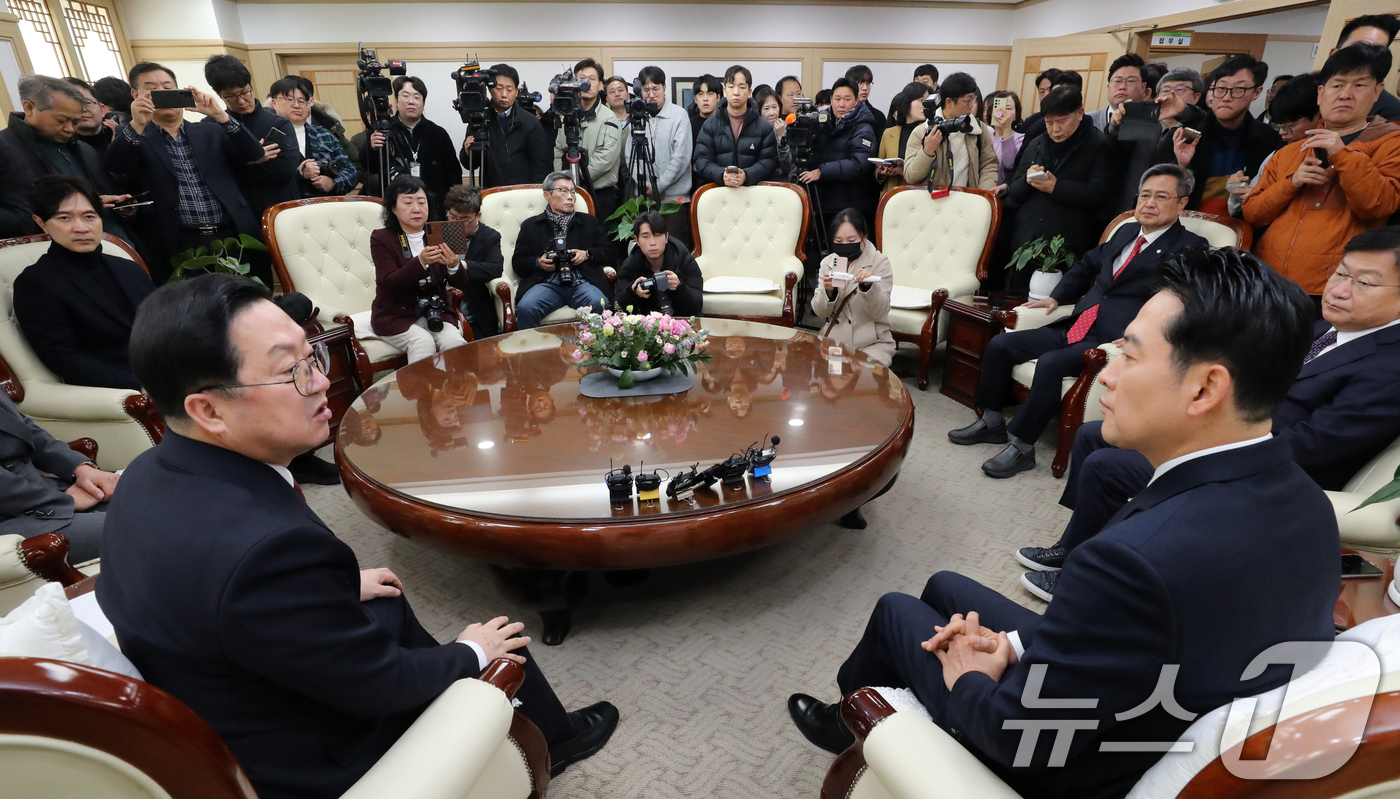 (대전=뉴스1) 김기태 기자 = 장동혁 국민의힘 대표가 14일 오전 대전시청에서 이장우 시장과 대전충남 행정통합 관련 정책협의에서 대화하고 있다.  2026.1.14/뉴스1