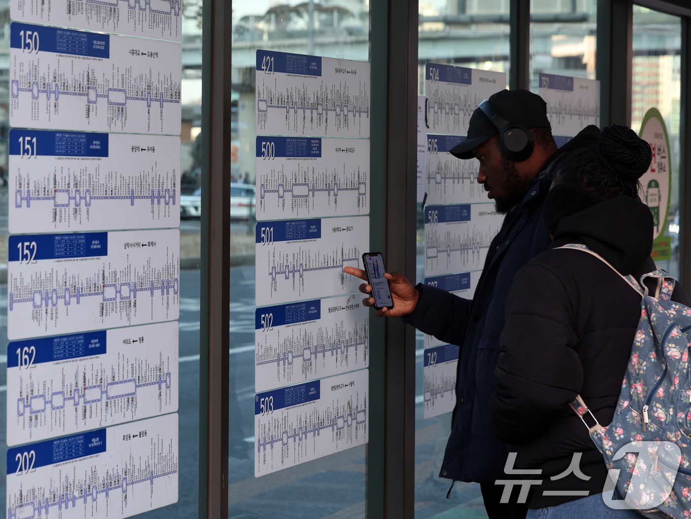 (서울=뉴스1) 황기선 기자 = 서울 시내버스 총파업 이틀차인 14일 오전 서울역 버스환승센터에서 외국인 관광객이 버스 노선도를 살펴보고 있다.  2026.1.14/뉴스1