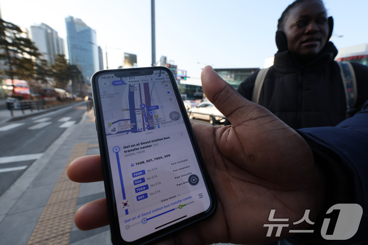 (서울=뉴스1) 황기선 기자 = 서울 시내버스 총파업 이틀차인 14일 오전 서울역 버스환승센터에서 외국인 관광객이 버스 정보 앱을 살펴보고 있다.  2026.1.14/뉴스1
