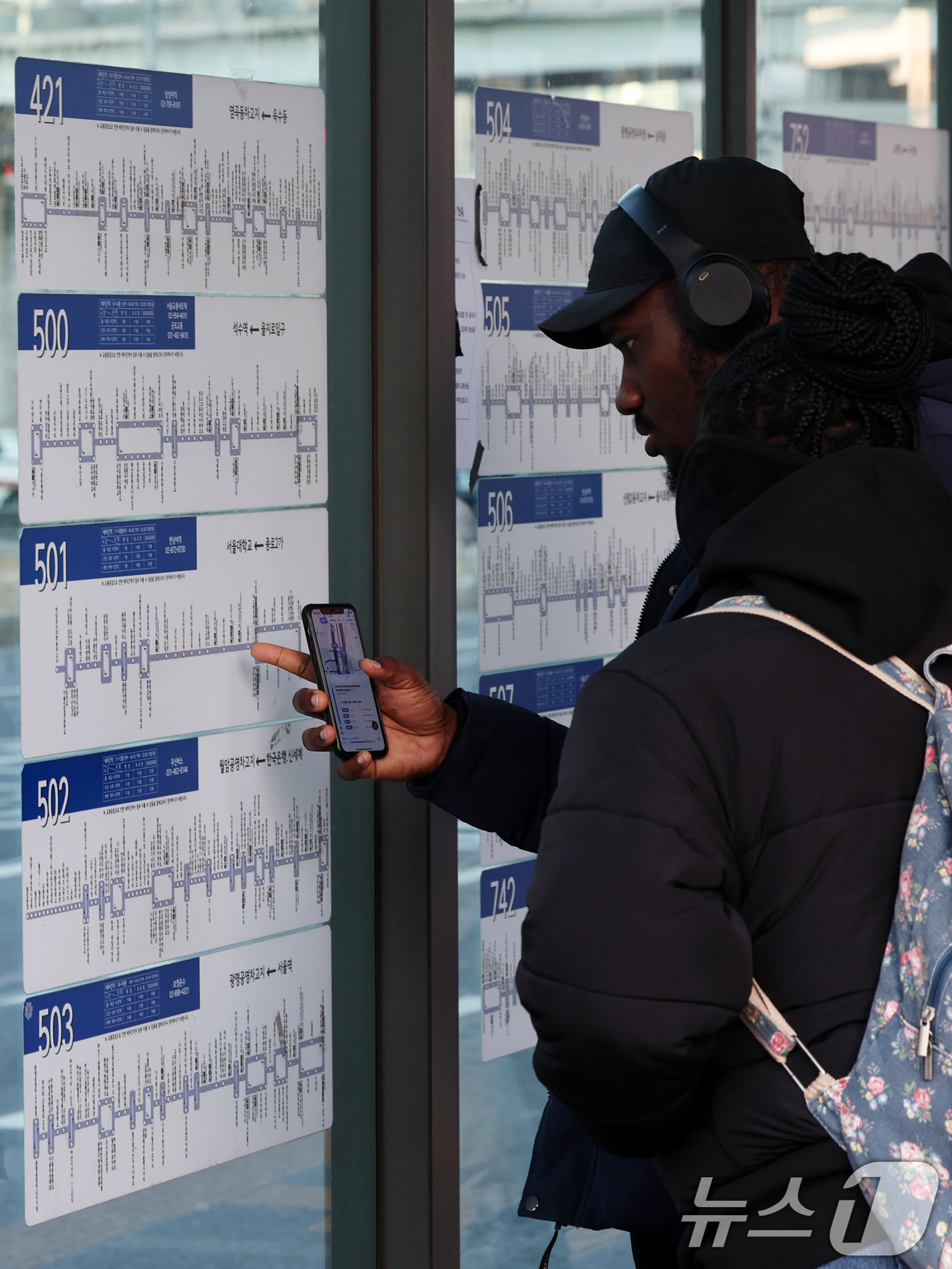 (서울=뉴스1) 황기선 기자 = 서울 시내버스 총파업 이틀차인 14일 오전 서울역 버스환승센터에서 외국인 관광객이 버스 노선도를 살펴보고 있다.  2026.1.14/뉴스1