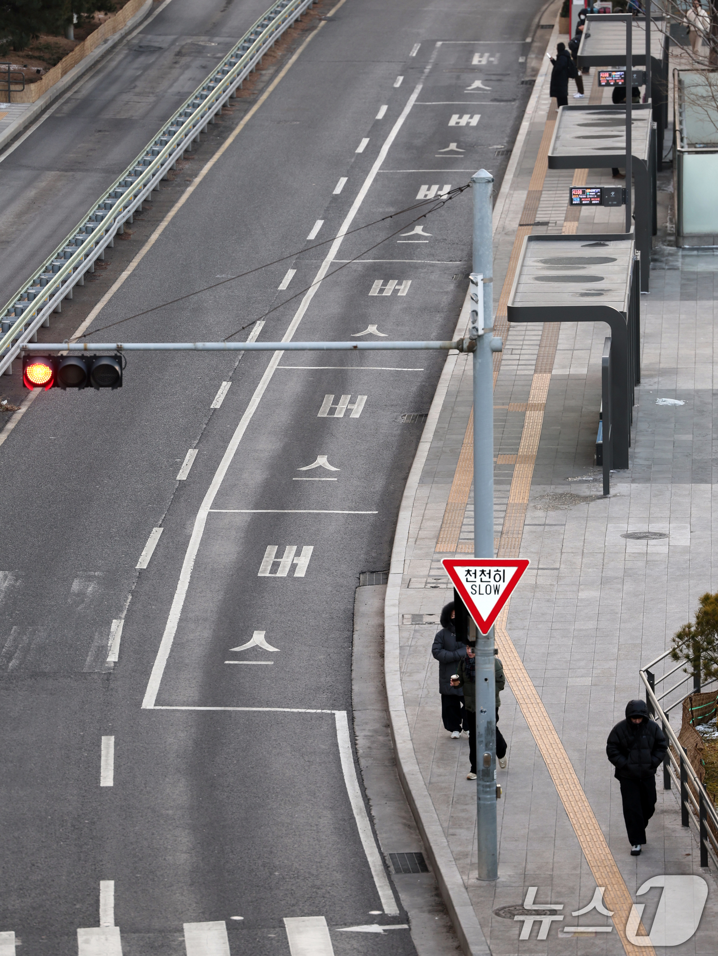 (서울=뉴스1) 황기선 기자 = 서울 시내버스 총파업 이틀차인 14일 오전 서울역 버스환승센터 중앙버스전용차로가 한산하다. 2026.1.14/뉴스1