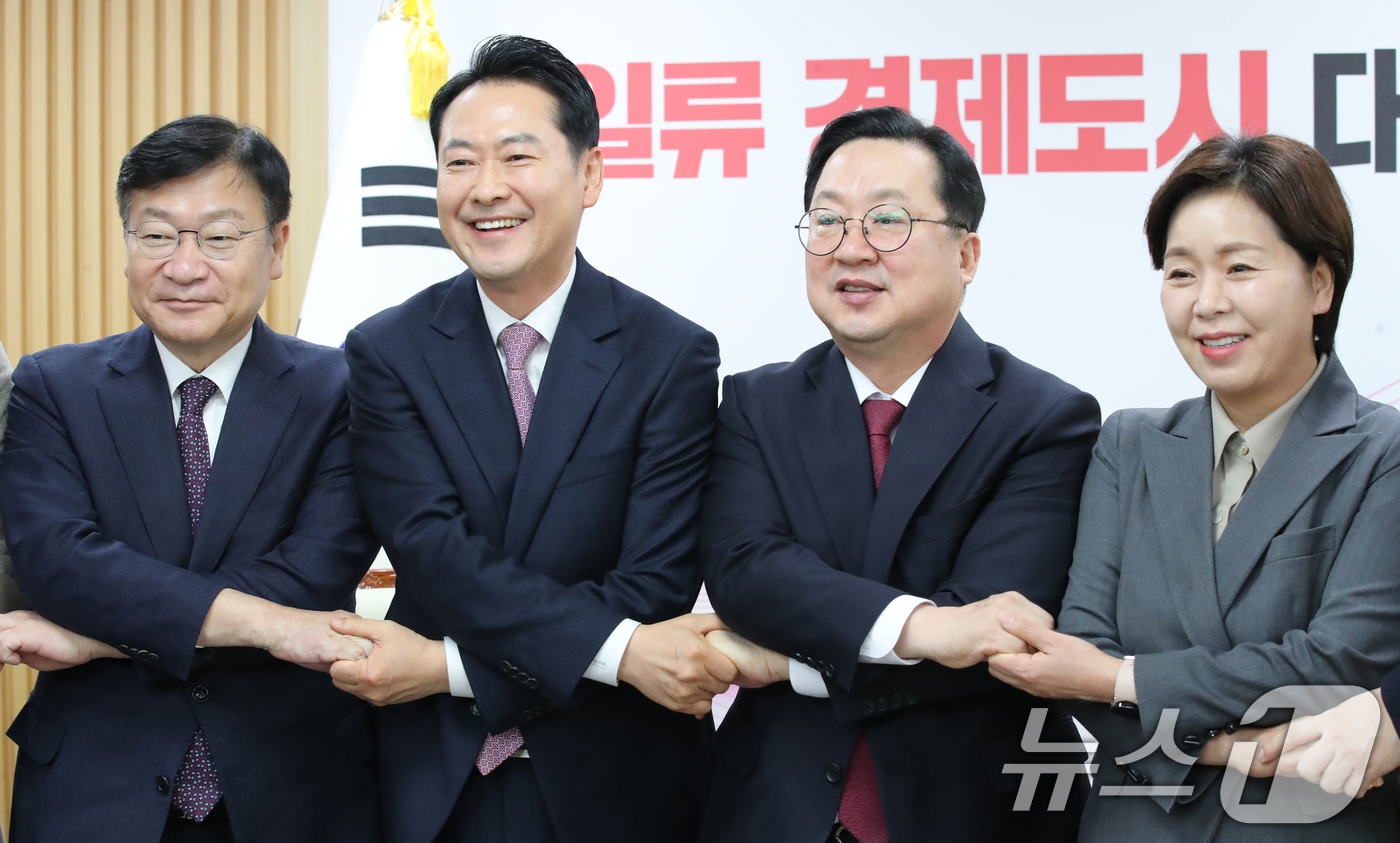 (대전=뉴스1) 김기태 기자 = 장동혁 국민의힘 대표가 14일 오전 대전시청에서 이장우 시장과 대전충남 행정통합 관련 정책협의를 마치고 포즈를 취하고 있다.  2026.1.14/뉴 …