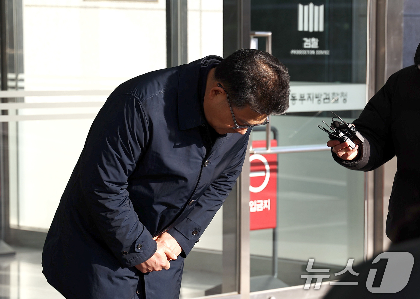 (서울=뉴스1) 구윤성 기자 = 서울동부지검에 파견돼 3개월간 '세관 마약수사 은폐 의혹'을 수사한 백해룡 경정이 14일 오전 서울 송파구 동부지검에서 파견 종료 입장을 밝힌 뒤 …