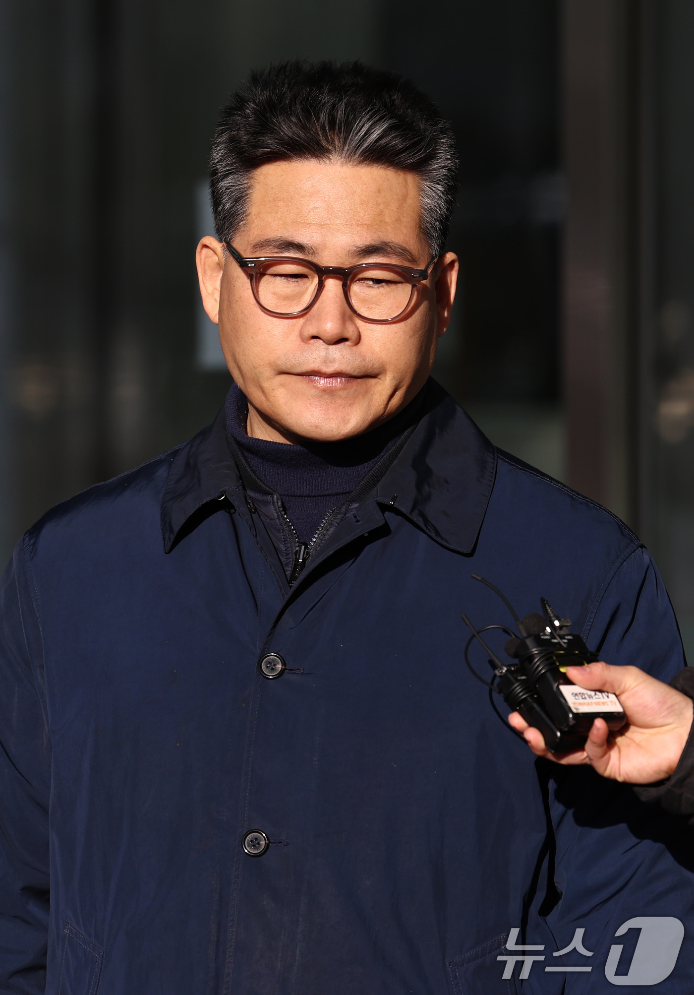 (서울=뉴스1) 구윤성 기자 = 서울동부지검에 파견돼 3개월간 '세관 마약수사 은폐 의혹'을 수사한 백해룡 경정이 14일 오전 서울 송파구 동부지검에서 파견 종료 입장을 밝힌 뒤 …