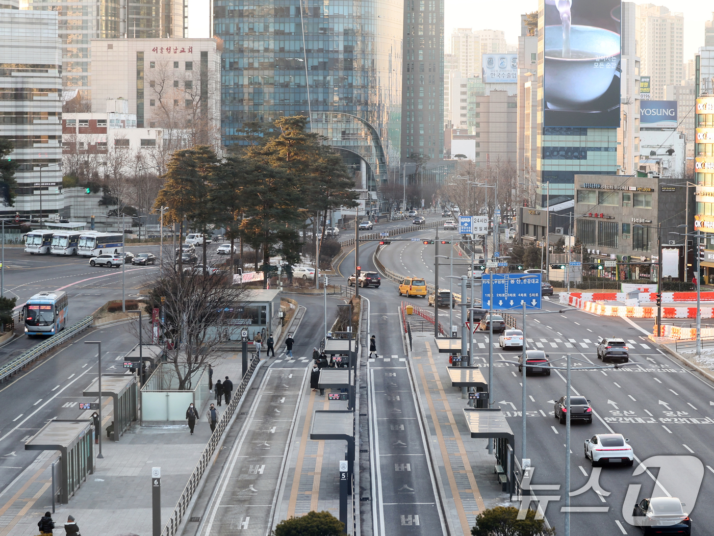 (서울=뉴스1) 황기선 기자 = 서울 시내버스 총파업 이틀차인 14일 오전 서울역 버스환승센터 중앙버스전용차로가 한산하다. 2026.1.14/뉴스1