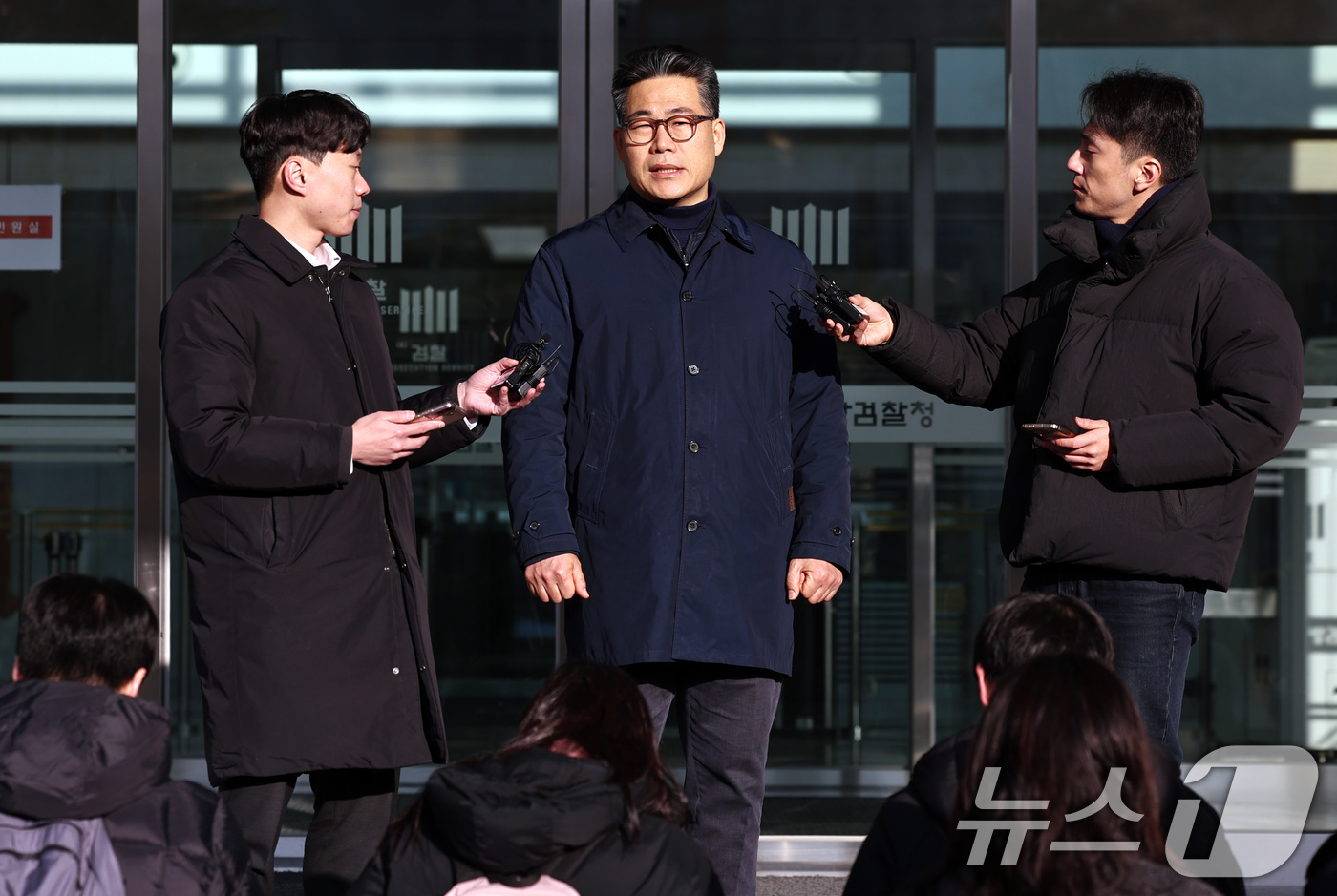 (서울=뉴스1) 구윤성 기자 = 서울동부지검에 파견돼 3개월간 '세관 마약수사 은폐 의혹'을 수사한 백해룡 경정이 14일 오전 서울 송파구 동부지검에서 파견 종료 입장을 밝히고 있 …