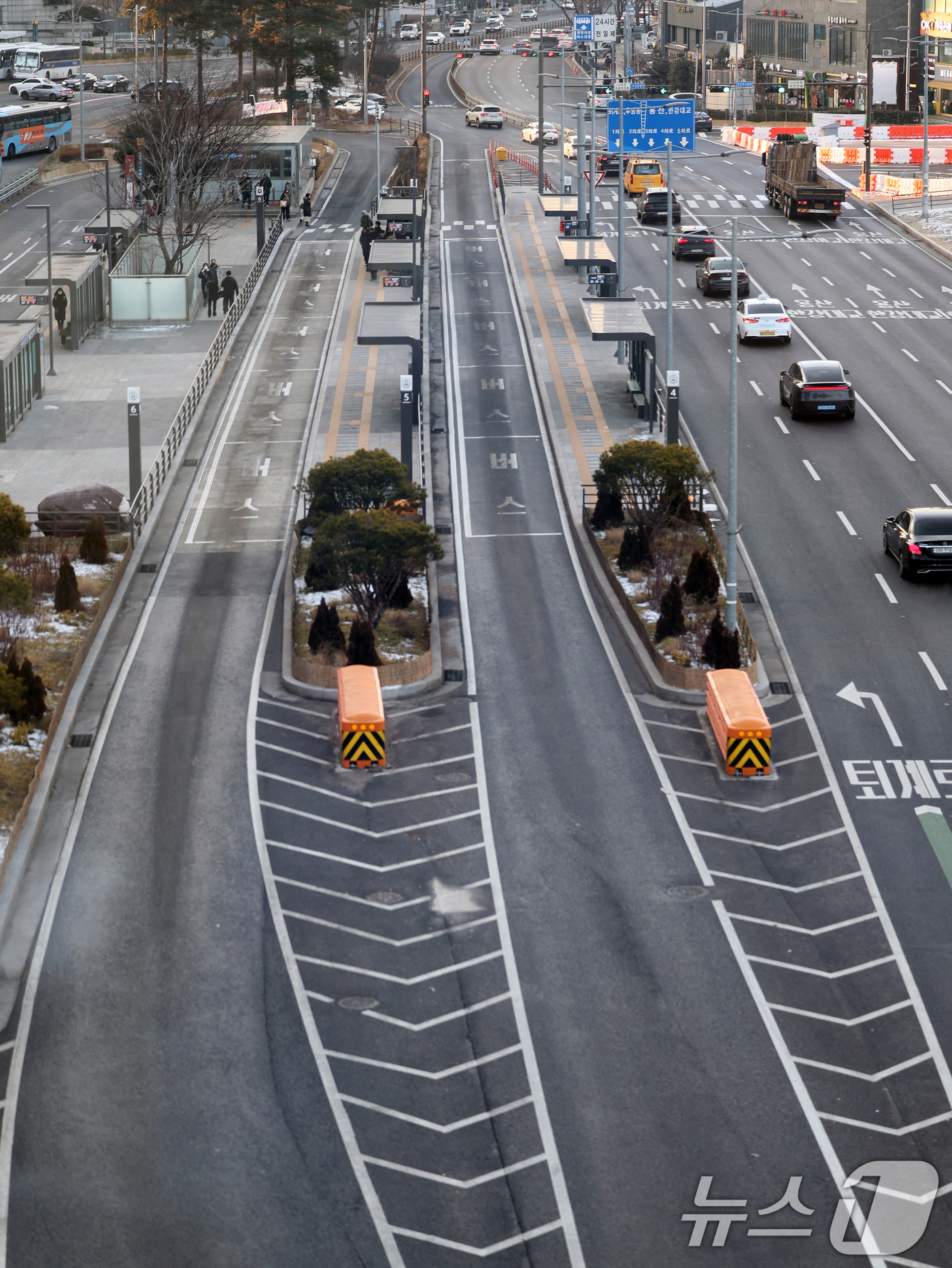 (서울=뉴스1) 황기선 기자 = 서울 시내버스 총파업 이틀차인 14일 오전 서울역 버스환승센터 중앙버스전용차로가 한산하다. 2026.1.14/뉴스1