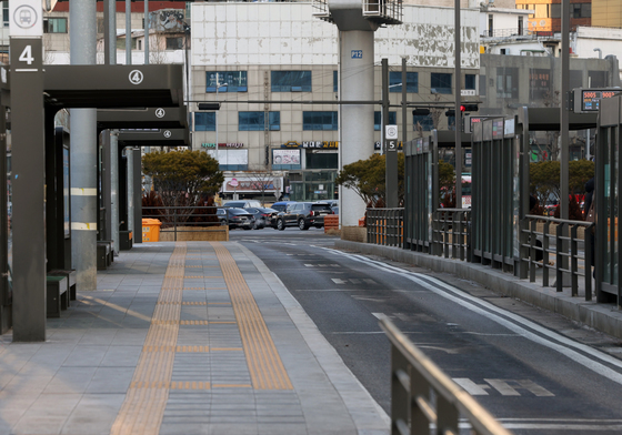 승객 없는 버스정류장