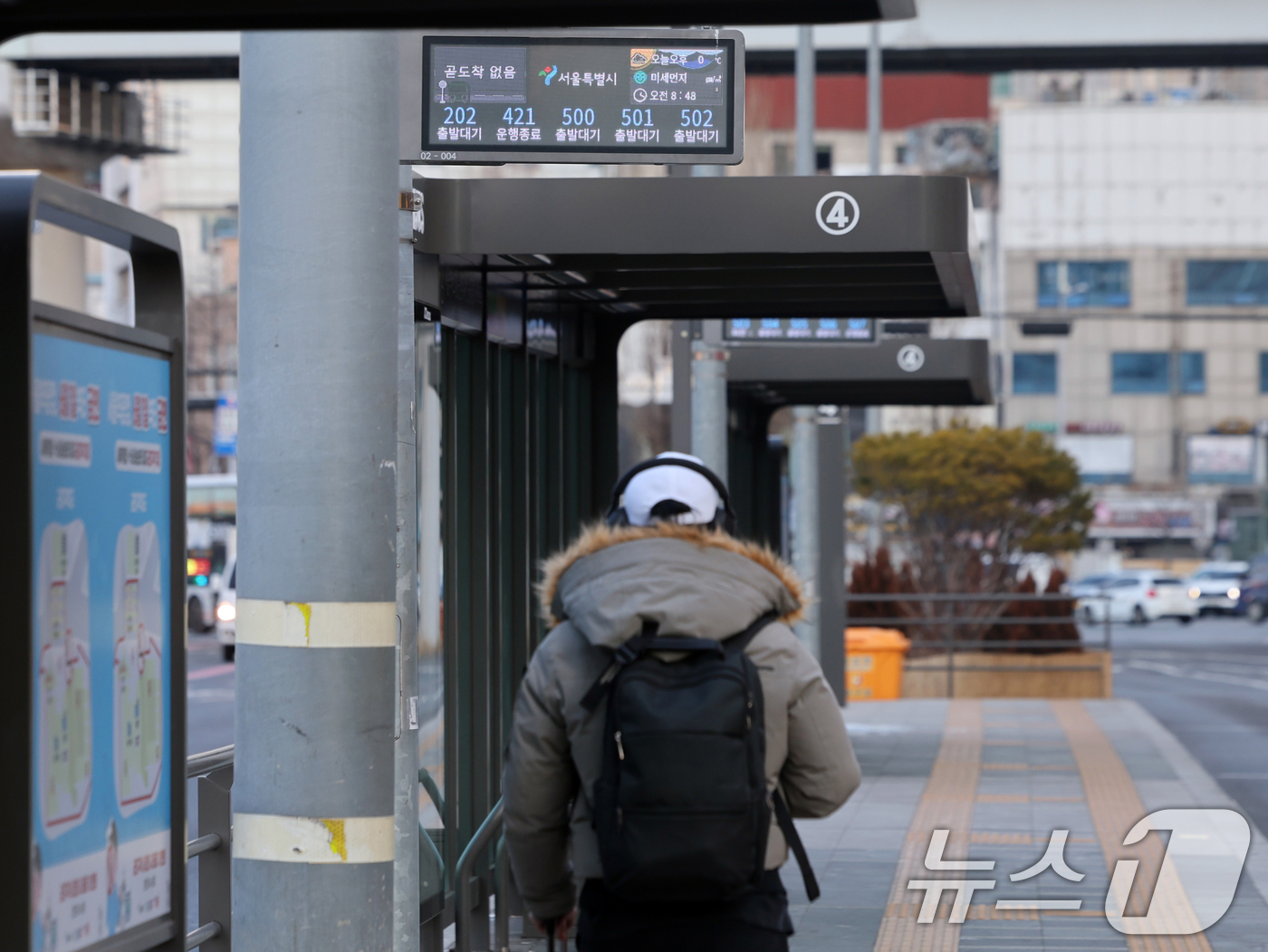 (서울=뉴스1) 황기선 기자 = 서울 시내버스 총파업 이틀차인 14일 오전 서울역 버스환승센터 버스정류장에서 시민이 도착 정보를 확인하고 있다. 2026.1.14/뉴스1