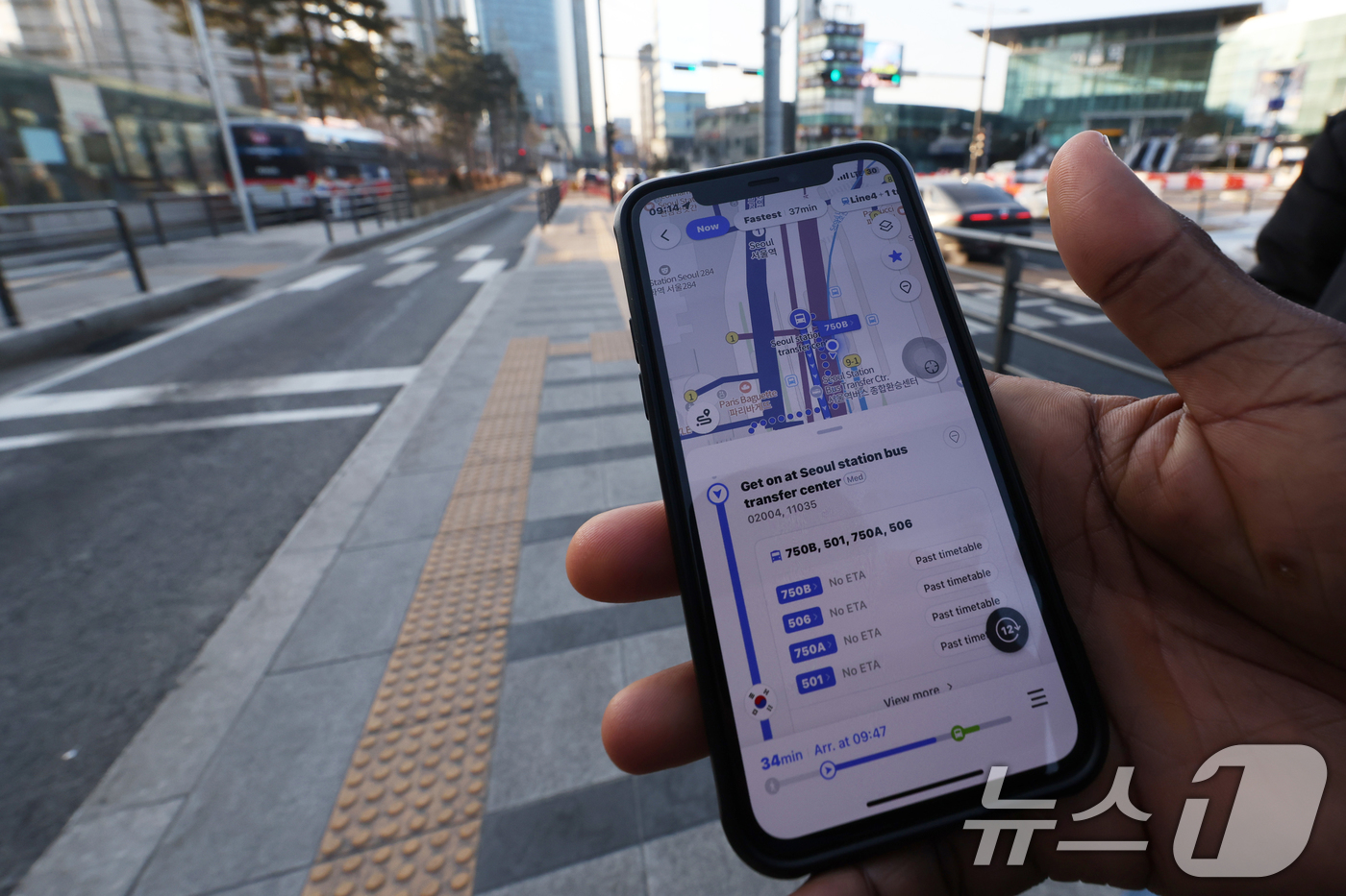 (서울=뉴스1) 황기선 기자 = 서울 시내버스 총파업 이틀차인 14일 오전 서울역 버스환승센터에서 외국인 관광객이 버스 정보 앱을 살펴보고 있다.  2026.1.14/뉴스1