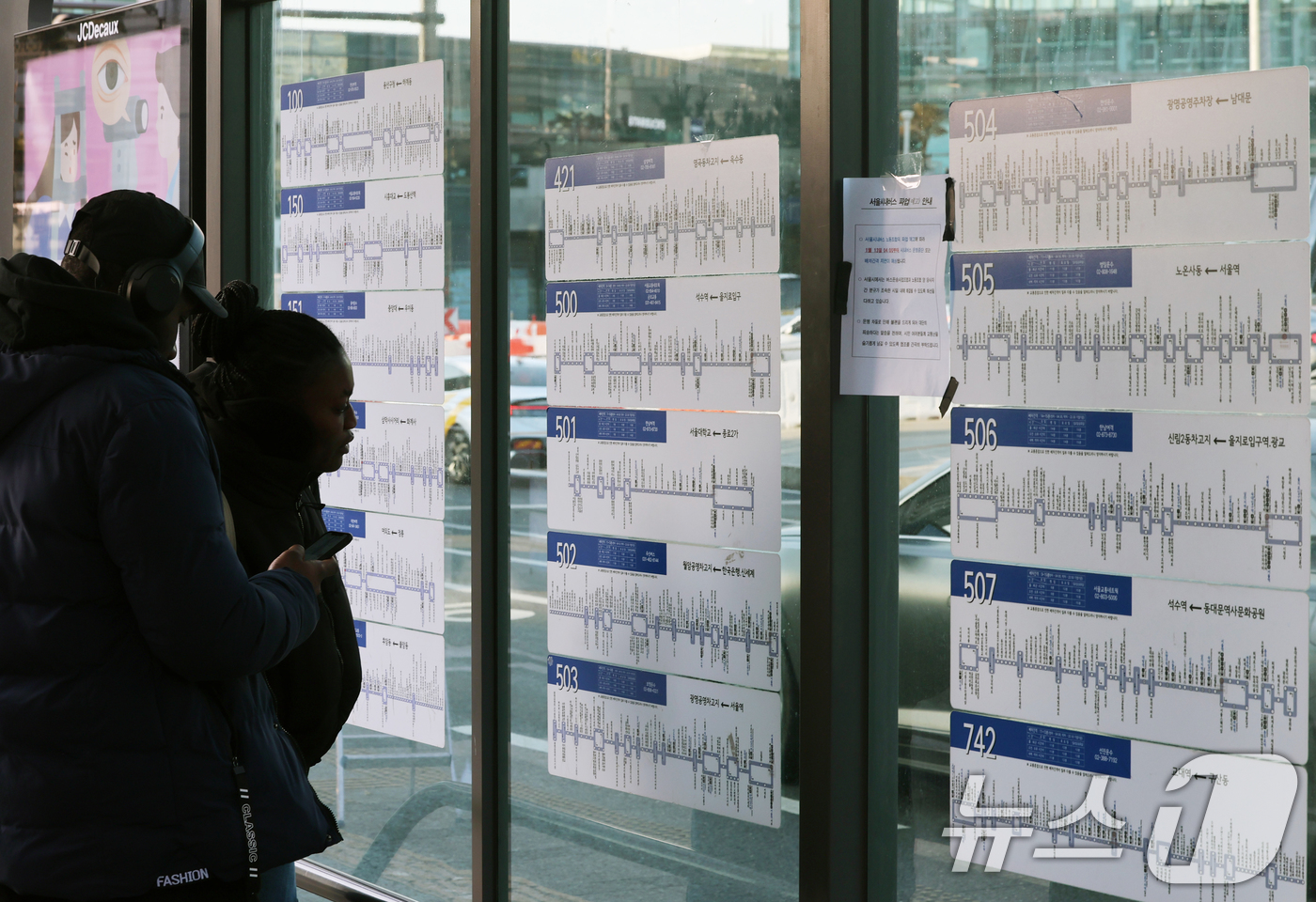 (서울=뉴스1) 황기선 기자 = 서울 시내버스 총파업 이틀차인 14일 오전 서울역 버스환승센터에서 외국인 관광객이 버스 노선도를 살펴보고 있다. 2026.1.14/뉴스1