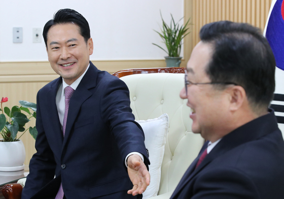 이장우 대전시장과 대화하는 장동혁 대표