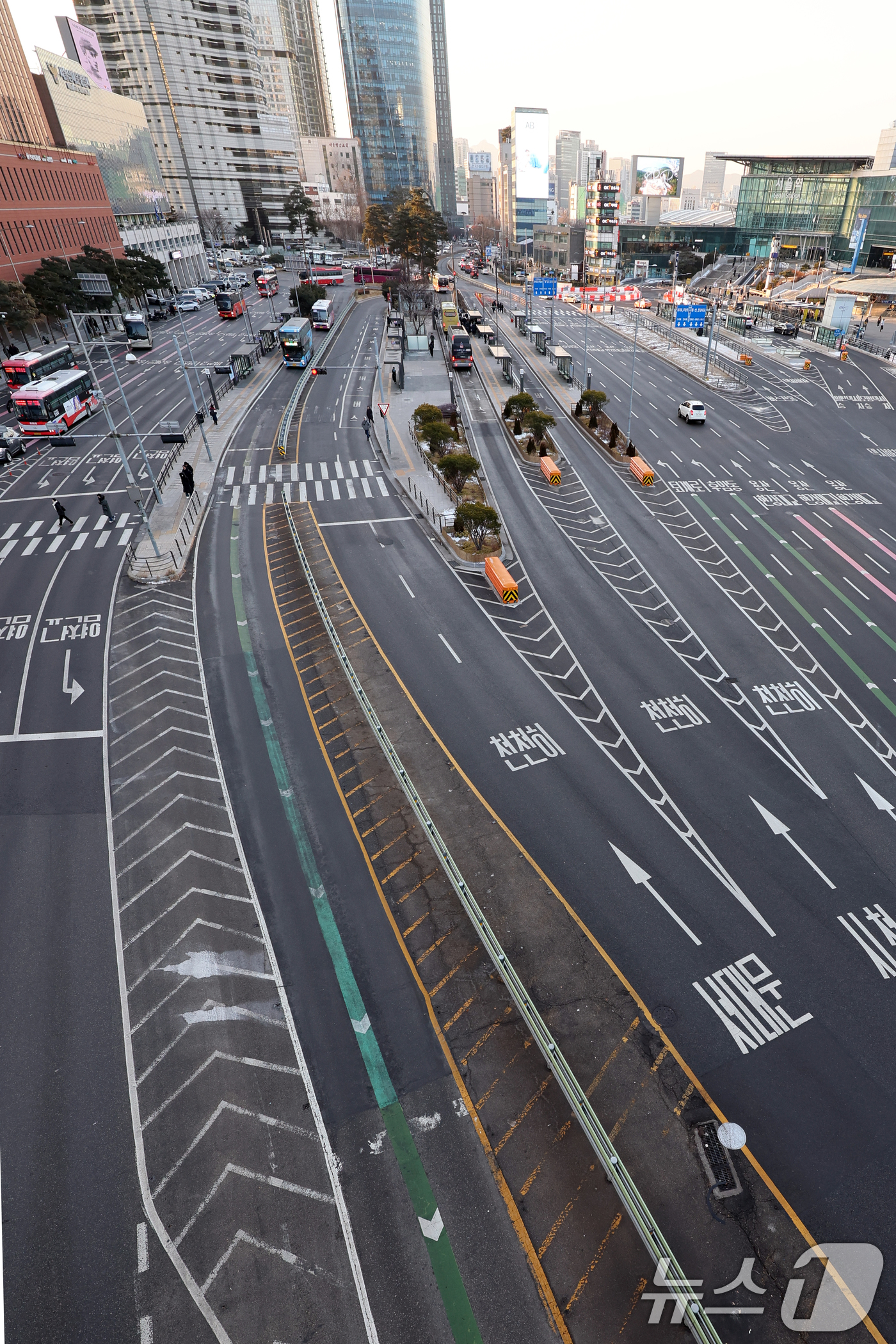 (서울=뉴스1) 황기선 기자 = 서울 시내버스 총파업 이틀차인 14일 오전 서울역 버스환승센터 중앙버스전용차로가 한산하다. 2026.1.14/뉴스1