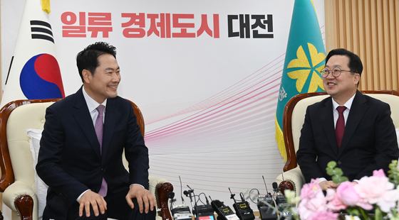 이장우 대전시장과 대화하는 장동혁 대표