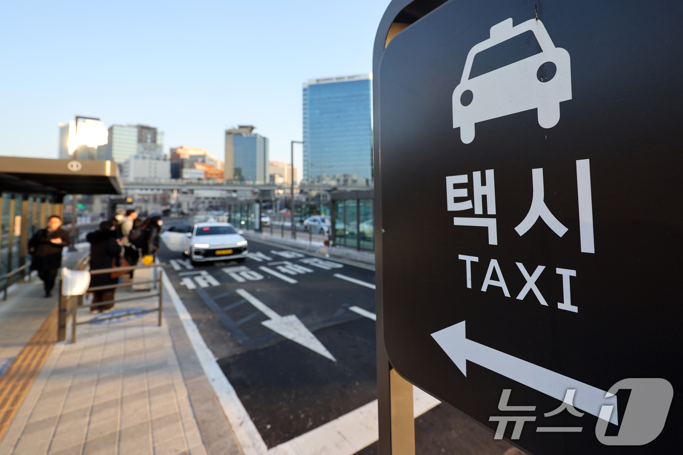 (서울=뉴스1) 황기선 기자 = 서울 시내버스 총파업 이틀차인 14일 오전 서울역 택시정류장에서 시민들이 택시를 기다리고 있다. 2026.1.14/뉴스1