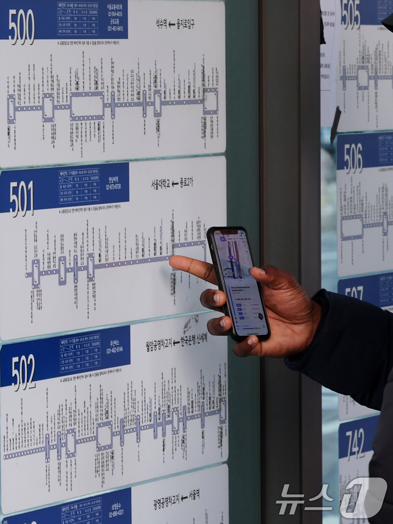 (서울=뉴스1) 황기선 기자 = 서울 시내버스 총파업 이틀차인 14일 오전 서울역 버스환승센터에서 외국인 관광객이 버스 노선도를 살펴보고 있다.  2026.1.14/뉴스1