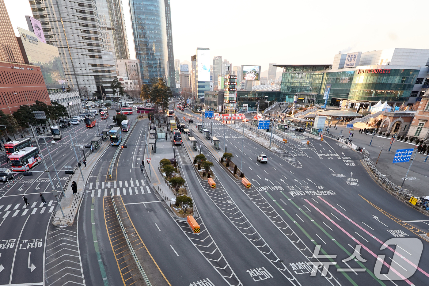 (서울=뉴스1) 황기선 기자 = 서울 시내버스 총파업 이틀차인 14일 오전 서울역 버스환승센터 중앙버스전용차로가 한산하다. 2026.1.14/뉴스1