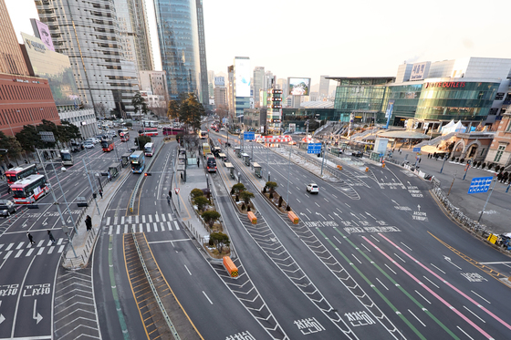 한산한 모습 보이는 서울역 중앙버스전용차로