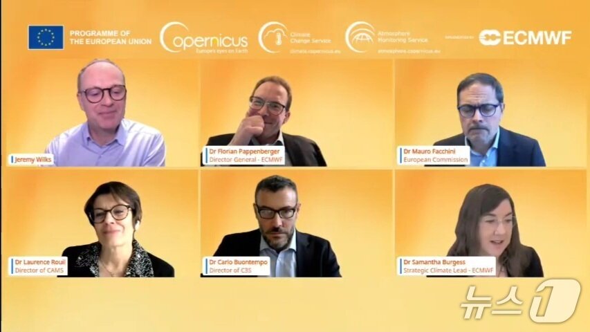 본문 이미지 - 유럽중기예보센터(ECMWF) 산하 코페르니쿠스 기후변화서비스(C3S) 관계자들이 12일(현지시간) 프레스 콘퍼런스에서 지난해 전지구적 기후에 대해 설명하고 있다. ⓒ 뉴스1