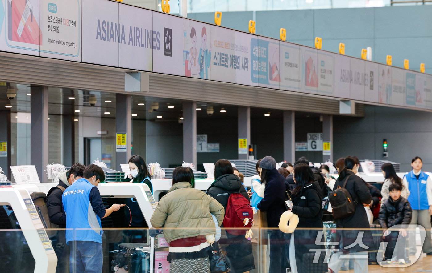 (인천공항=뉴스1) 안은나 기자 = 아시아나항공이 인천국제공항 제2터미널로 이전을 완료한 14일 인천공항 2터미널 아시아나 카운터에서 승객들이 수화물을 부치고 있다. 2026.1. …