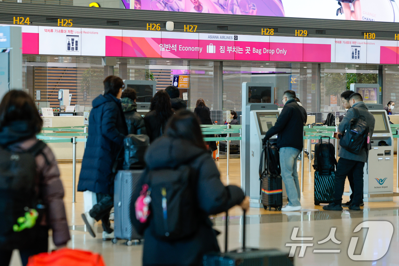 (인천공항=뉴스1) 안은나 기자 = 아시아나항공이 인천국제공항 제2터미널로 이전을 완료한 14일 인천공항 2터미널 아시아나 카운터에서 승객들이 체크인을 하고 있다. 2026.1.1 …
