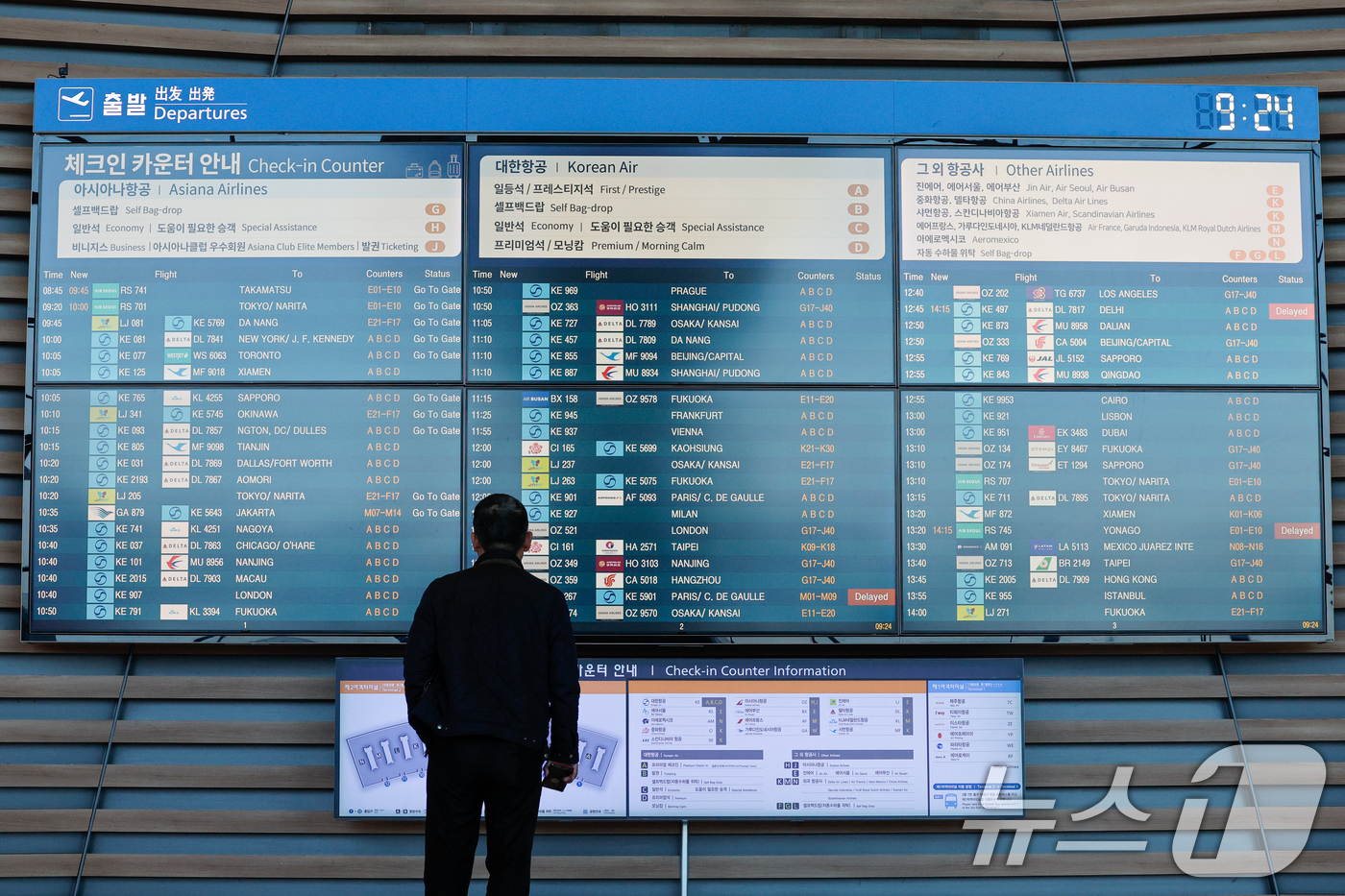 (인천공항=뉴스1) 안은나 기자 = 아시아나항공이 인천국제공항 제2터미널로 이전을 완료한 14일 인천공항 2터미널 전광판에 아시아나 카운터 안내문이 나오고 있다. 2026.1.14 …