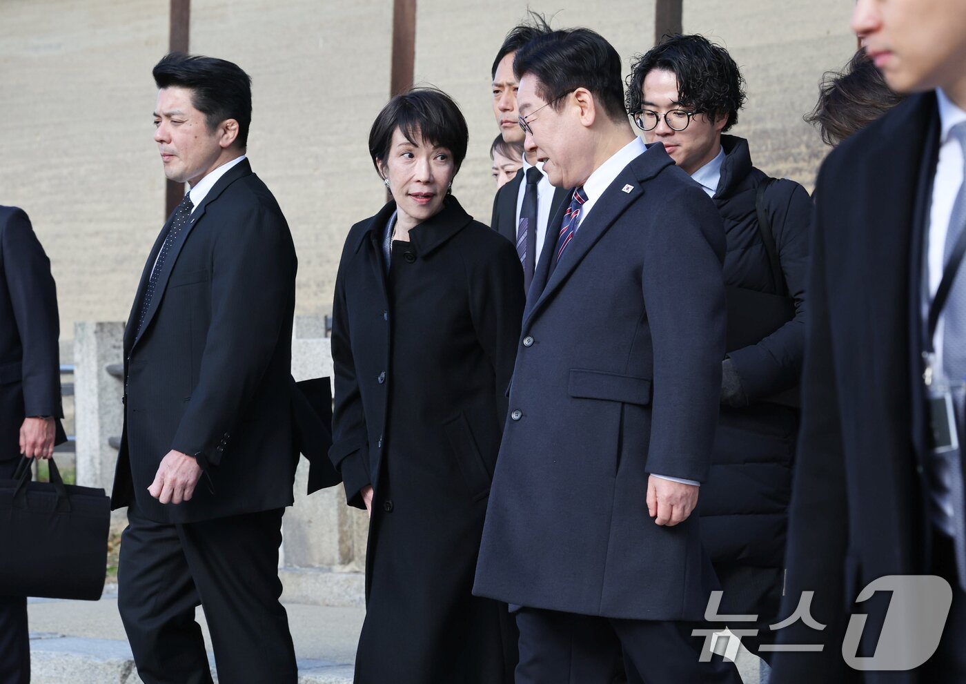 본문 이미지 - 이재명 대통령과 다카이치 사나에 일본 총리가 14일 일본 나라현 호류지(법륭사)에서 열린 친교 행사를 마친 후 함께 이동하고 있다. 2026.1.14/뉴스1 ⓒ News1 이재명 기자