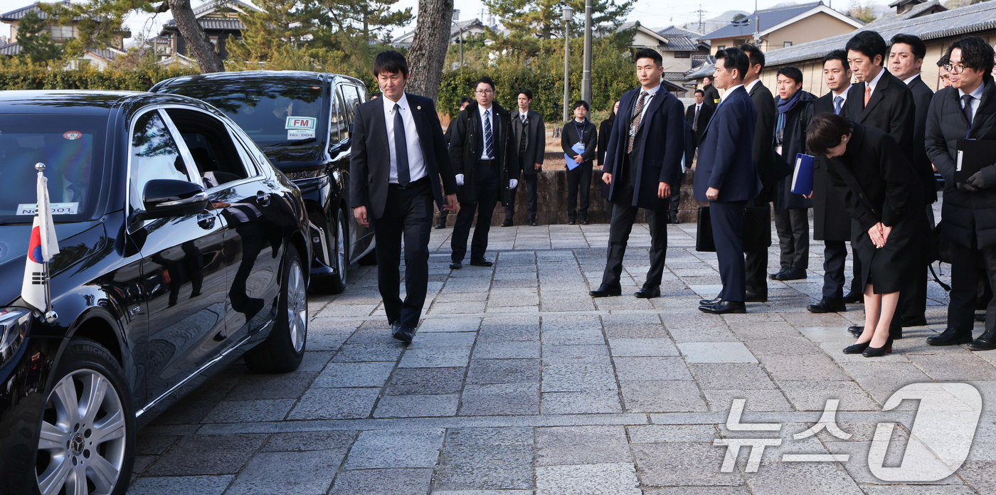 (나라(일본)=뉴스1) 이재명 기자 = 다카이치 사나에 일본 총리가 14일 일본 나라현 호류지(법륭사)에서 열린 한일 친교 행사를 마친 뒤 떠나는 이재명 대통령에게 인사하고 있다. …