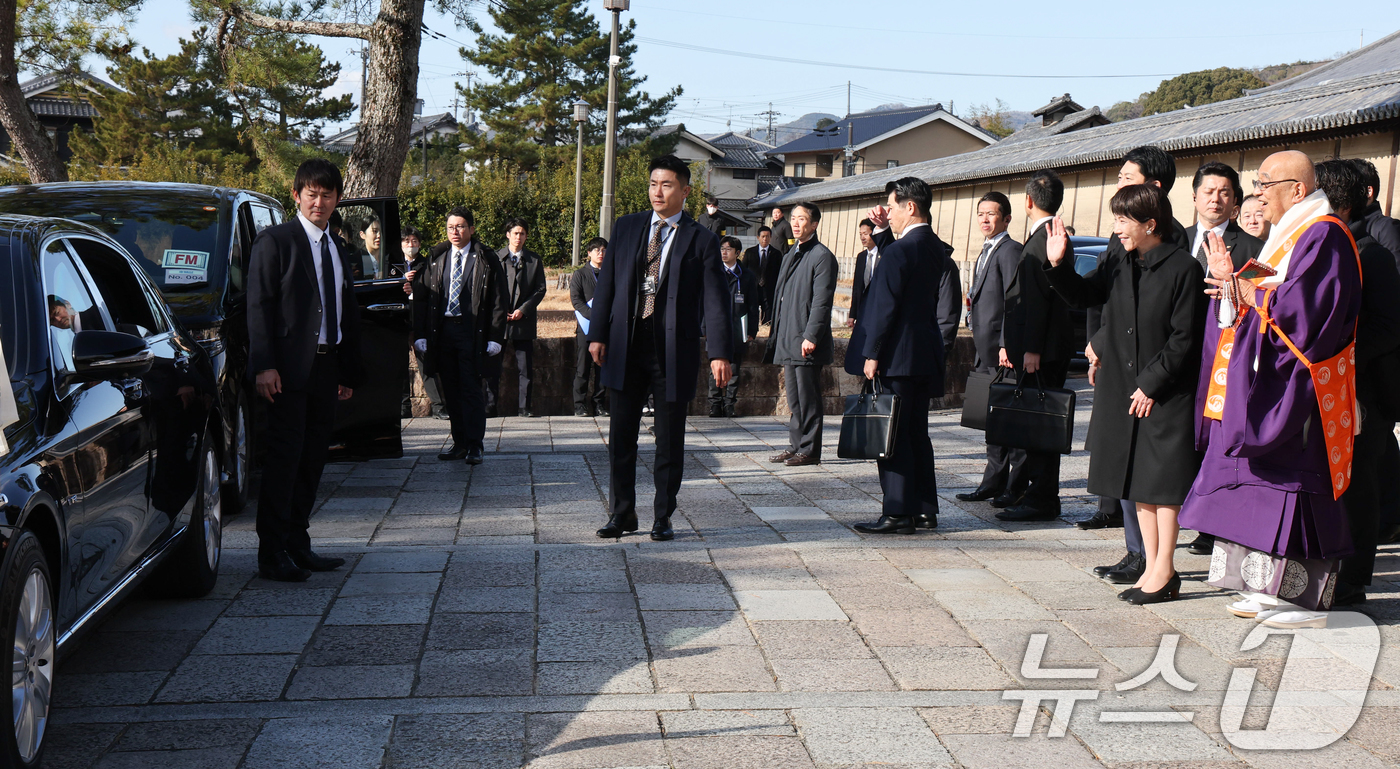 (나라(일본)=뉴스1) 이재명 기자 = 다카이치 사나에 일본 총리가 14일 일본 나라현 호류지(법륭사)에서 열린 한일 친교 행사를 마친 뒤 떠나는 이재명 대통령에게 손을 흔들고 있 …