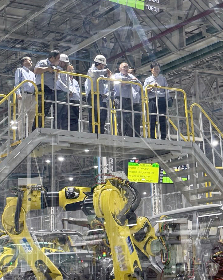 (서울=뉴스1) = 현대차그룹 정의선 회장이 지난 13일(현지시간) 현대차 인도 푸네공장 임직원들과 함께 생산 라인을 점검하고 있다. (현대차·기아 제공. 재판매 및 DB 금지) …