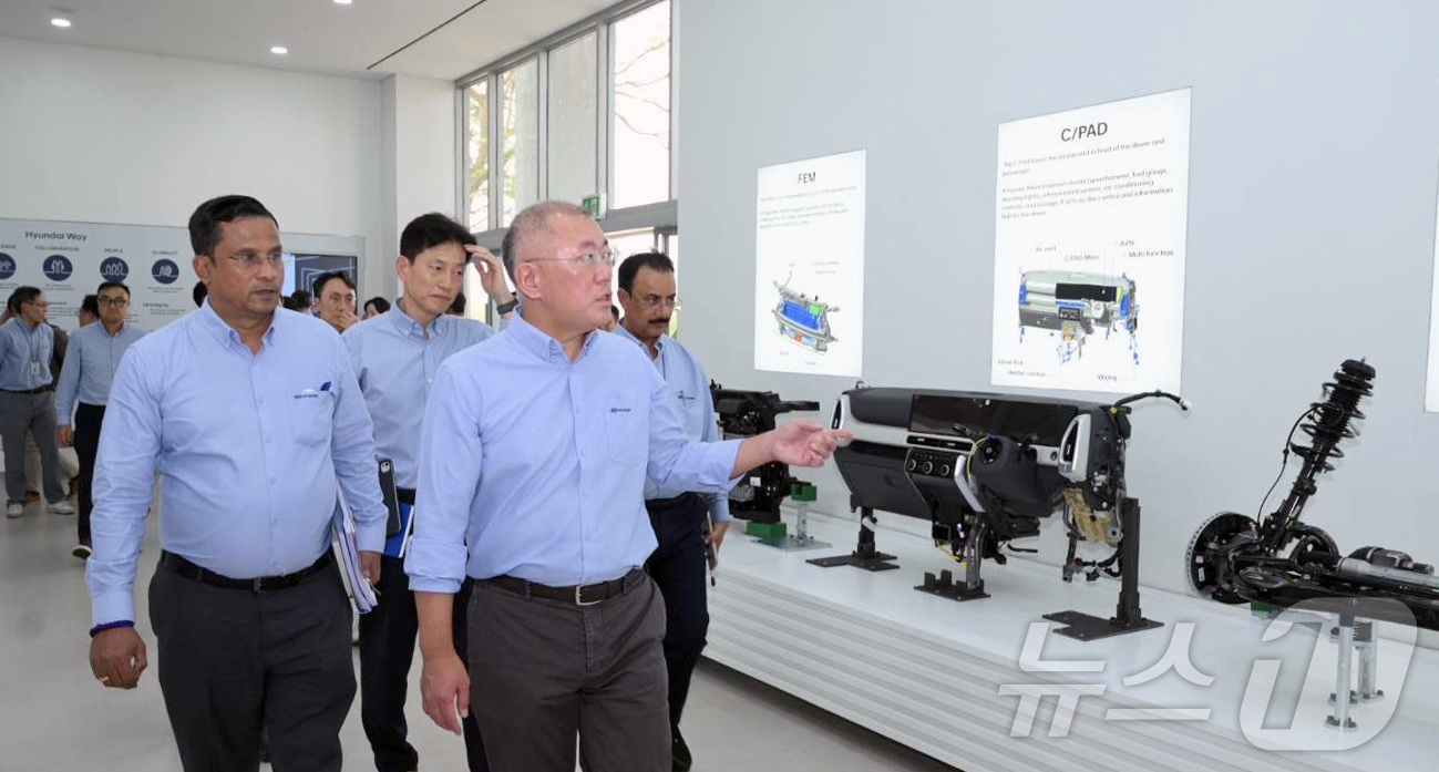 (서울=뉴스1) = 정의선 현대차그룹 회장이 지난 13일(현지시간) 현대차 인도 푸네공장에서 임직원들과 함께 자동차 부품을 점검하고 있다. (현대차·기아 제공. 재판매 및 DB 금 …