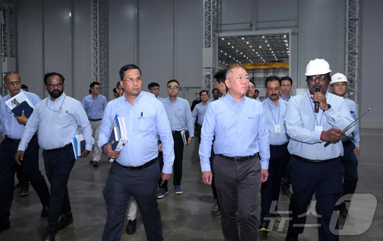 (서울=뉴스1) = 정의선 현대차그룹 회장이 지난 13일(현지시간) 현대차 인도 푸네공장 임직원들과 함께 생산 라인을 점검하고 있다. (현대차·기아 제공. 재판매 및 DB 금지) …