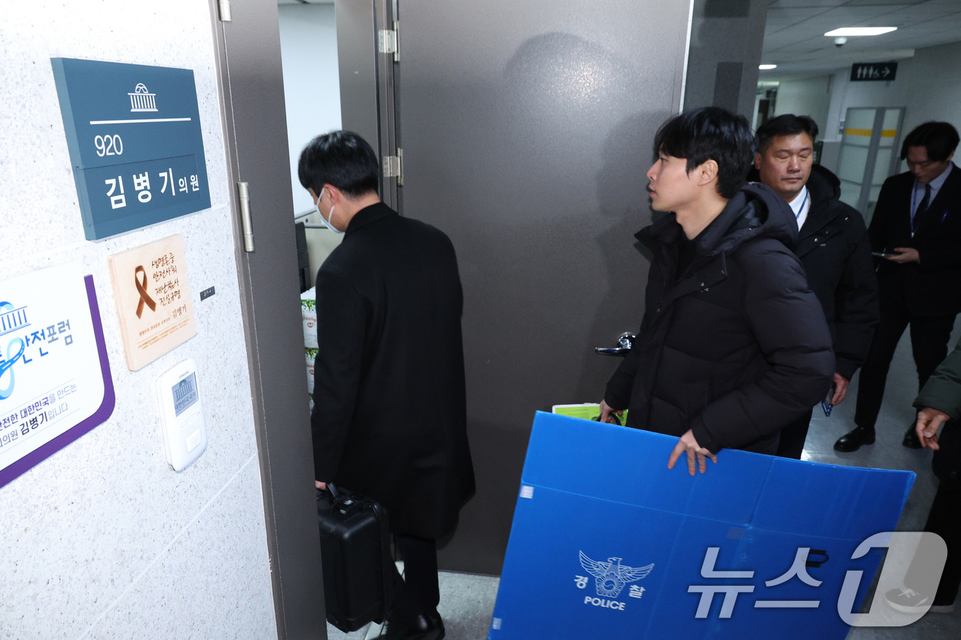 (서울=뉴스1) 신웅수 기자 = 서울경찰청 광역수사단 공공범죄수사대가 14일 서울 여의도 국회 의원회관 김병기 의원실 압수수색에 돌입하고 있다. 2026.1.14/뉴스1