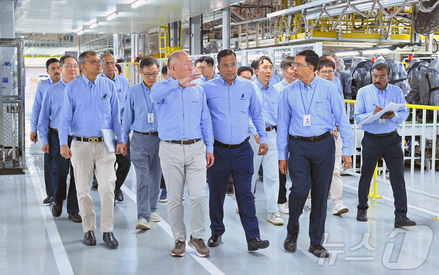 (서울=뉴스1) = 정의선 현대차그룹 회장이 지난 12일(현지시간) 현대차 인도 첸나이공장 임직원들과 함께 생산 라인을 점검하고 있다. (현대차·기아 제공. 재판매 및 DB 금지) …