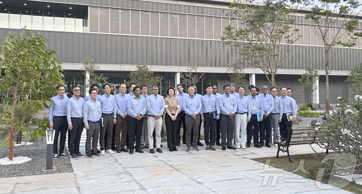 (서울=뉴스1) = 정의선 현대차그룹 회장이 현대차 인도 푸네공장 점검을 마치고 임직원들과 기념 사진을 촬영하고 있다. (현대차·기아 제공. 재판매 및 DB 금지) 2026.1.1 …