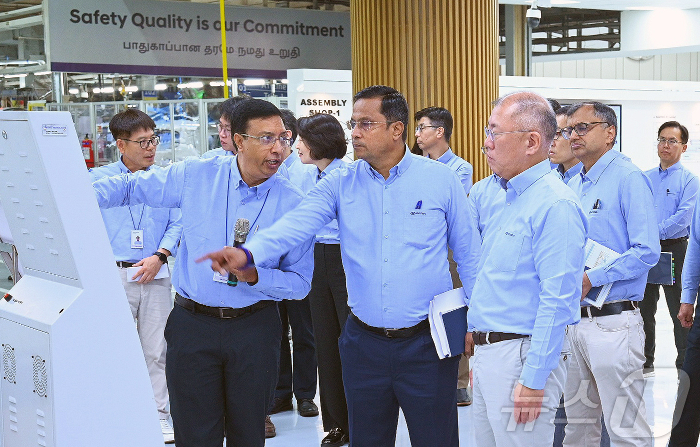 (서울=뉴스1) = 정의선 현대차그룹 회장이 지난 12일(현지시간) 현대차 인도 첸나이공장 임직원들과 함께 생산 라인을 점검하고 있다. (현대차·기아 제공. 재판매 및 DB 금지) …