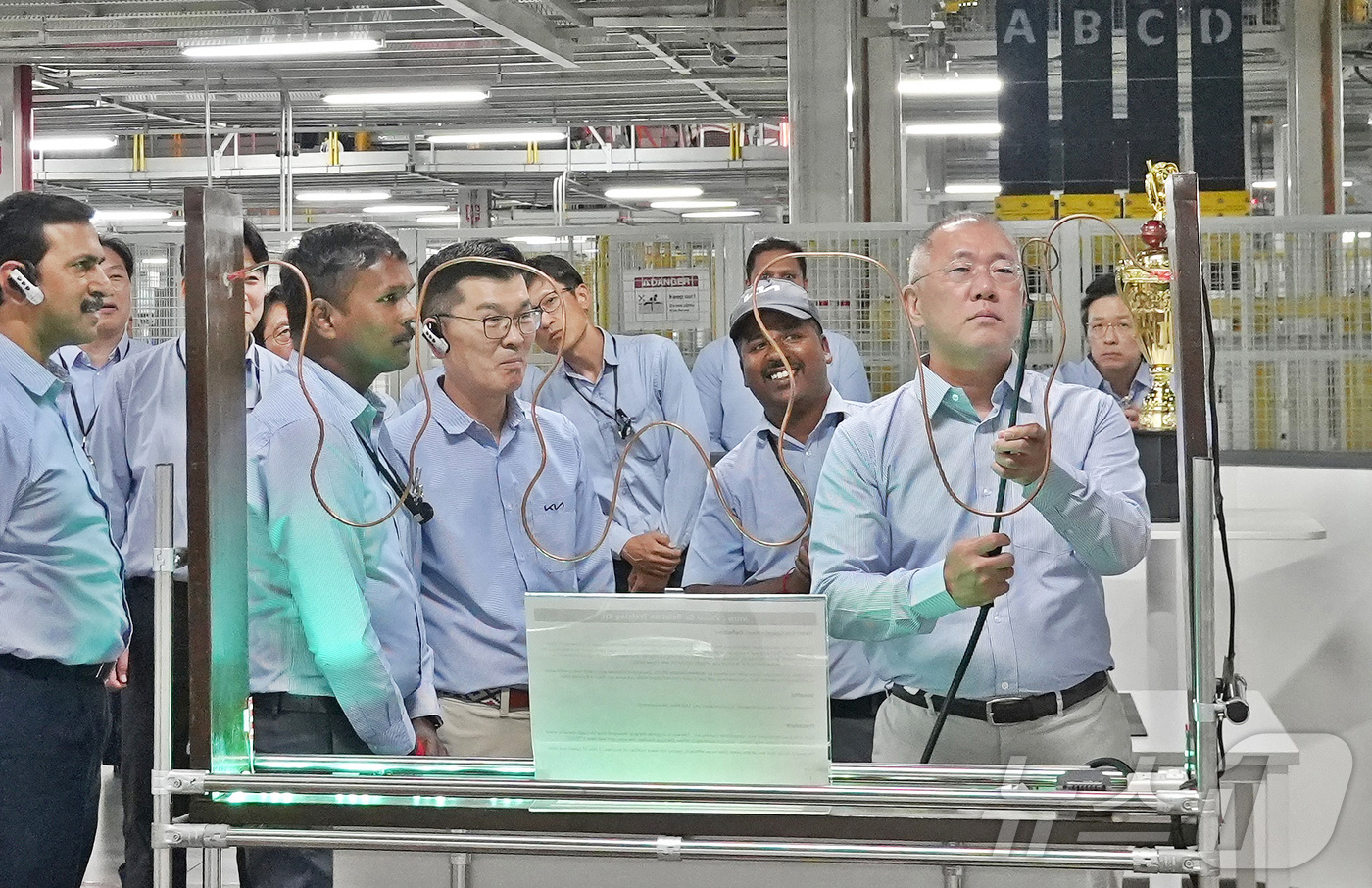 (서울=뉴스1) = 정의선 현대차그룹 회장이 지난 12일(현지시간) 기아 인도 아난타푸르공장 생산 라인에 설치된 신입사원 교육훈련 장비를 점검하고 있다. (현대차·기아 제공. 재판 …