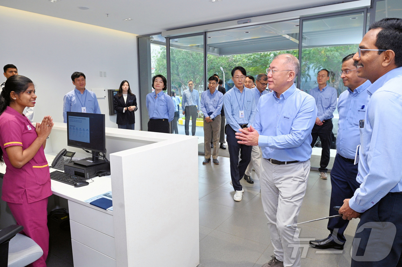 (서울=뉴스1) = 정의선 현대차그룹 회장이 지난 12일(현지시간) 현대차 인도 첸나이공장 내 위치한 통합산업보건센터를 방문하고 있다. (현대차·기아 제공. 재판매 및 DB 금지) …