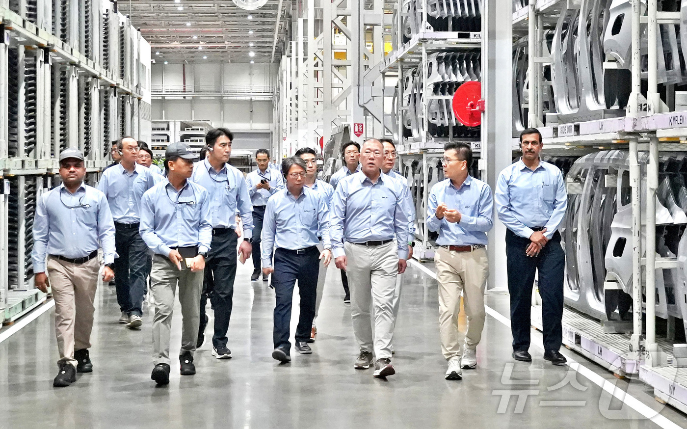 (서울=뉴스1) = 현대차그룹 정의선 회장이 기아 인도 아난타푸르공장 임직원들과 함께 생산 라인을 점검하고 있다. 앞줄 오른쪽부터 벤카데시 기아 인도공장 생산실장, 김용권 기아 인 …