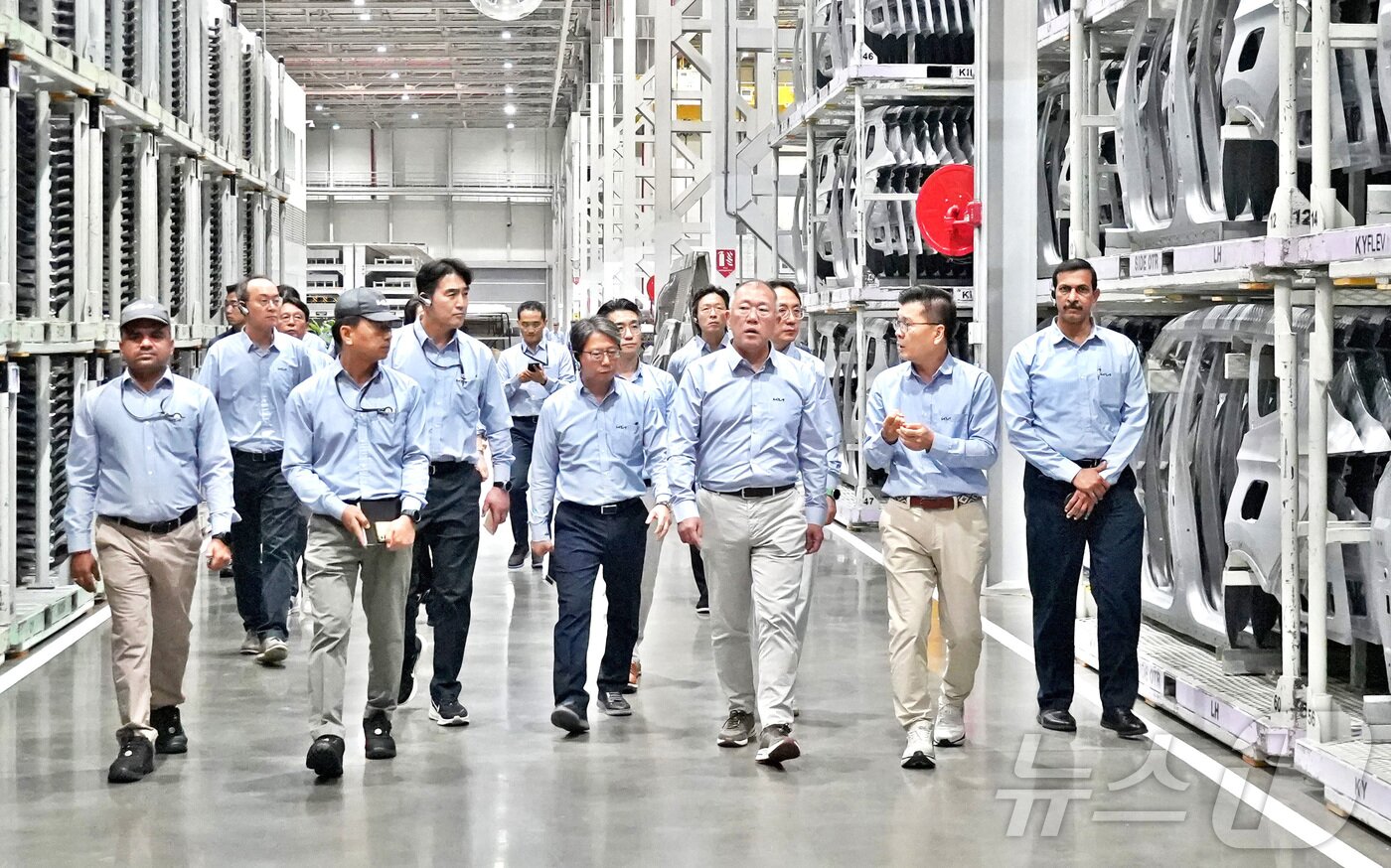 본문 이미지 - 현대차그룹 정의선 회장이 기아 인도 아난타푸르공장 임직원들과 함께 생산 라인을 점검하고 있다. 앞줄 오른쪽부터 벤카데시 기아 인도공장 생산실장, 김용권 기아 인도권역 CMO, 정의선 회장. (현대차·기아 제공. 재판매 및 DB 금지) 2026.1.14 ⓒ 뉴스1