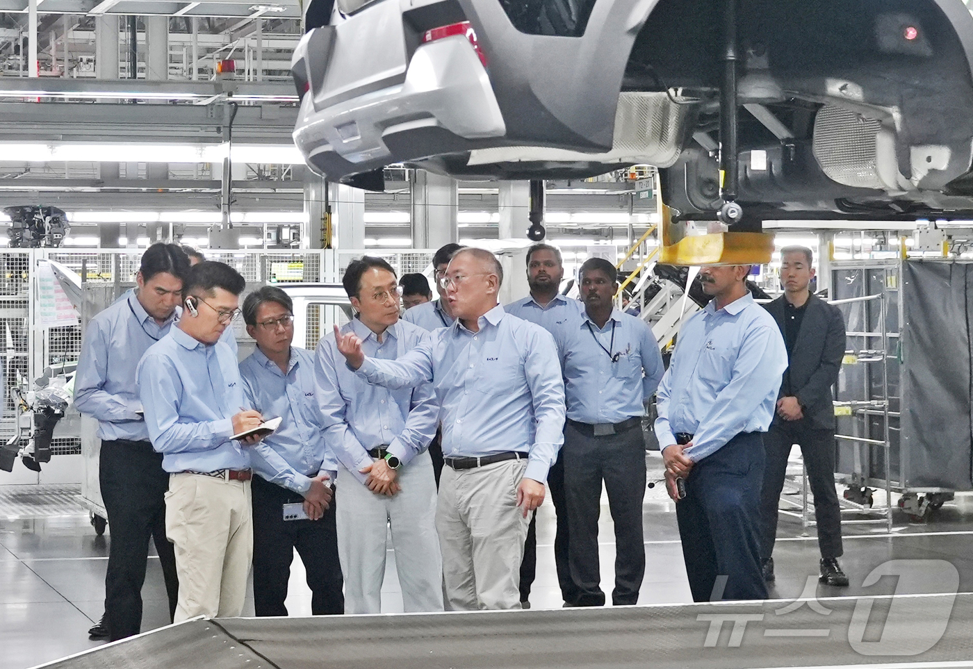 (서울=뉴스1) = 정의선 현대차그룹 회장이 기아 인도 아난타푸르공장 임직원들과 함께 생산 라인을 점검하고 있다. (현대차·기아 제공. 재판매 및 DB 금지) 2026.1.14/뉴 …