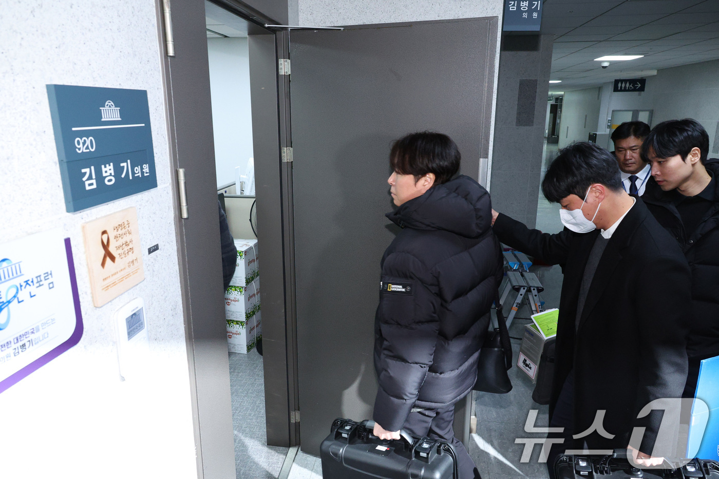 (서울=뉴스1) 신웅수 기자 = 서울경찰청 광역수사단 공공범죄수사대가 14일 서울 여의도 국회 의원회관 김병기 의원실 압수수색에 돌입하고 있다. 2026.1.14/뉴스1