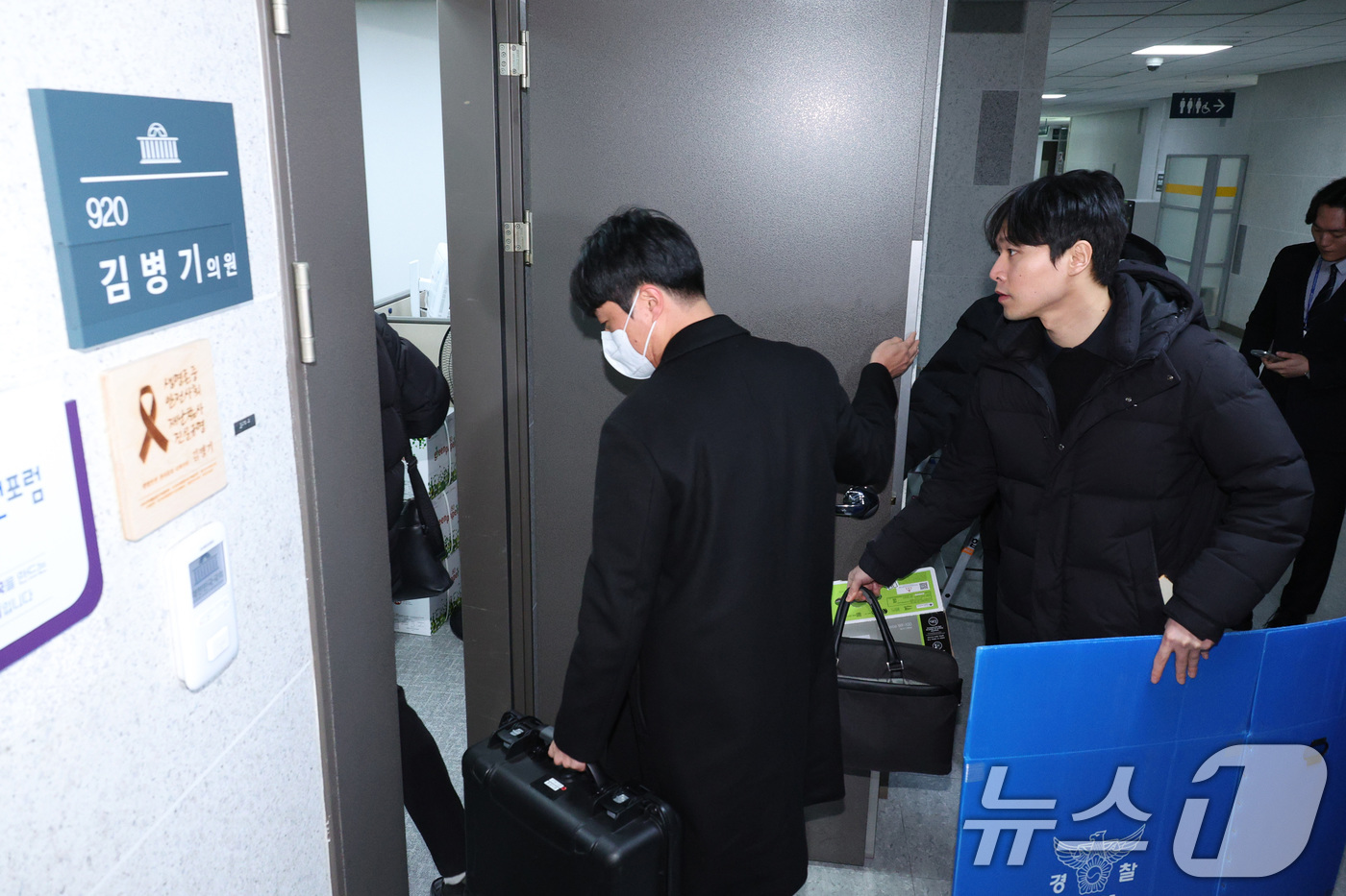 (서울=뉴스1) 신웅수 기자 = 서울경찰청 광역수사단 공공범죄수사대가 14일 서울 여의도 국회 의원회관 김병기 의원실 압수수색에 돌입하고 있다. 2026.1.14/뉴스1