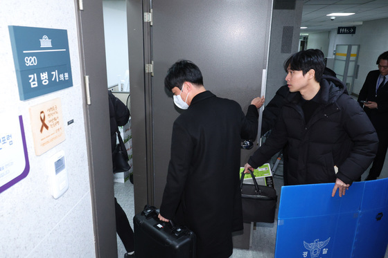 김병기 의원실 압수수색 돌입하는 경찰