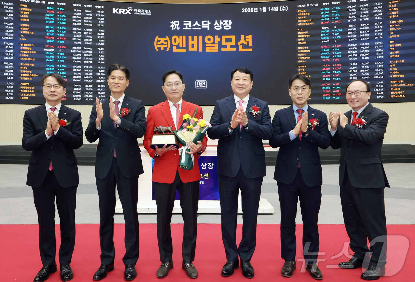 (서울=뉴스1) = 한국거래소 코스닥시장본부는 14일 오전 서울사옥 홍보관에서 엔비알모션의 코스닥시장 상장기념식을 개최했다. 사진은 상장 기념식 후 기념 사진 촬영하는 김대영 한국 …